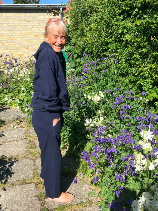 Bodil er 162 cm høj og bruger størrelse S. | mørkeblå