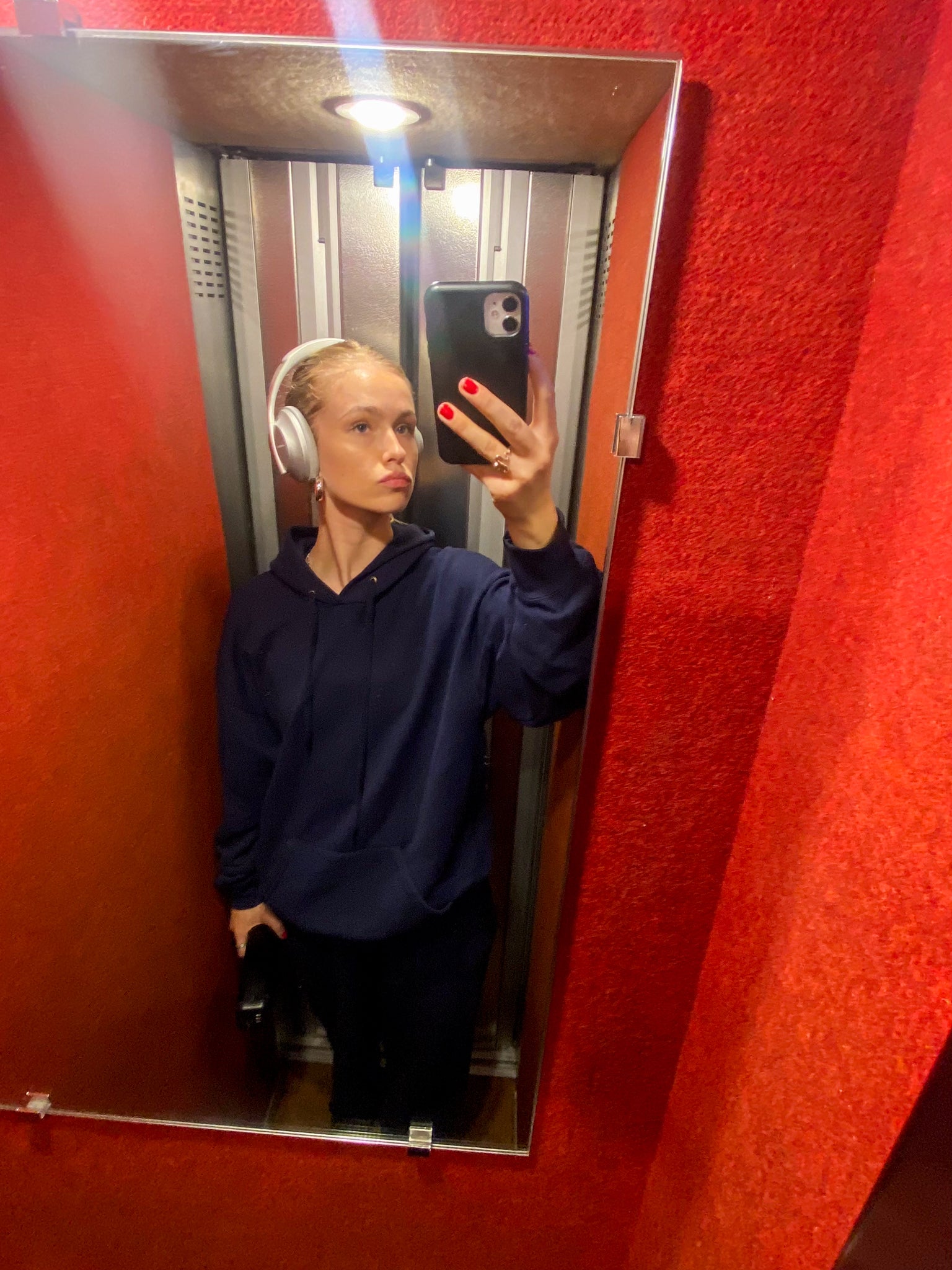 Line er 174 cm høj og bruger størrelse XL. | mørkeblå