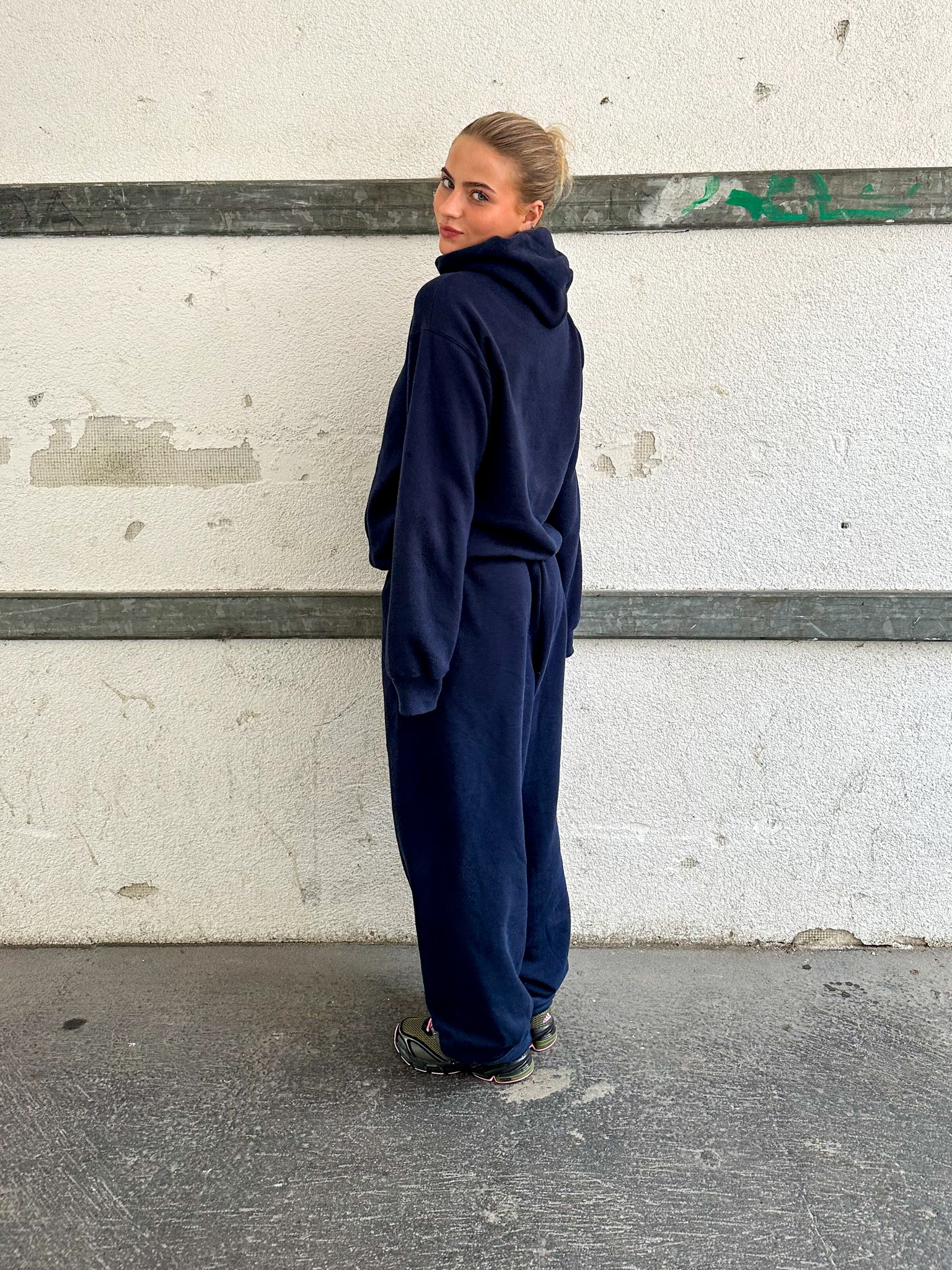 Erica er 163 cm høj og bruger størrelse M. | mørkeblå