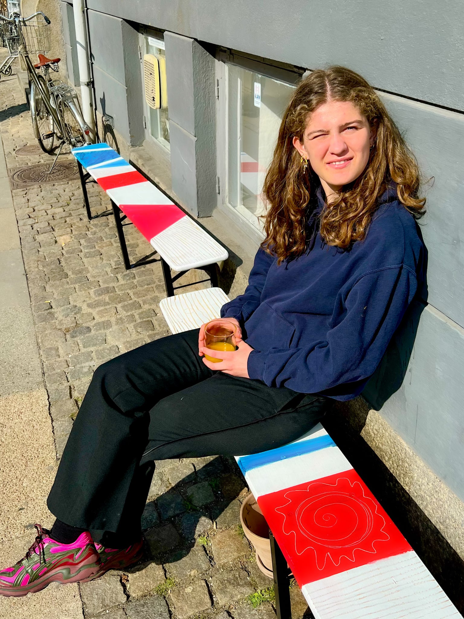 Viola er 170 cm høj og bruger størrelse M. | mørkeblå