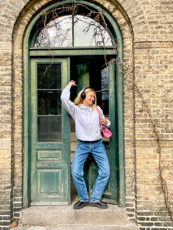 Astrid er 178 cm høj og bruger størrelse M. | grå