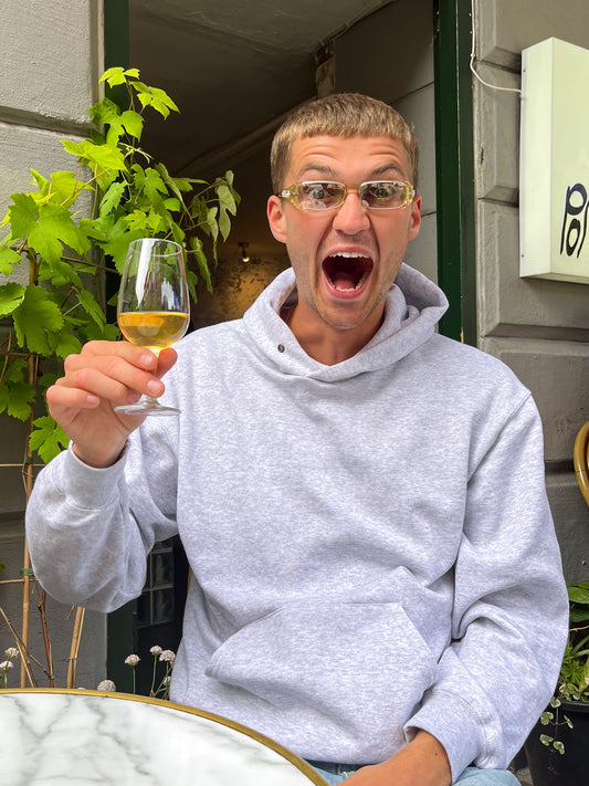 Viggo er 195 cm høj og bruger størrelse XL. | grå