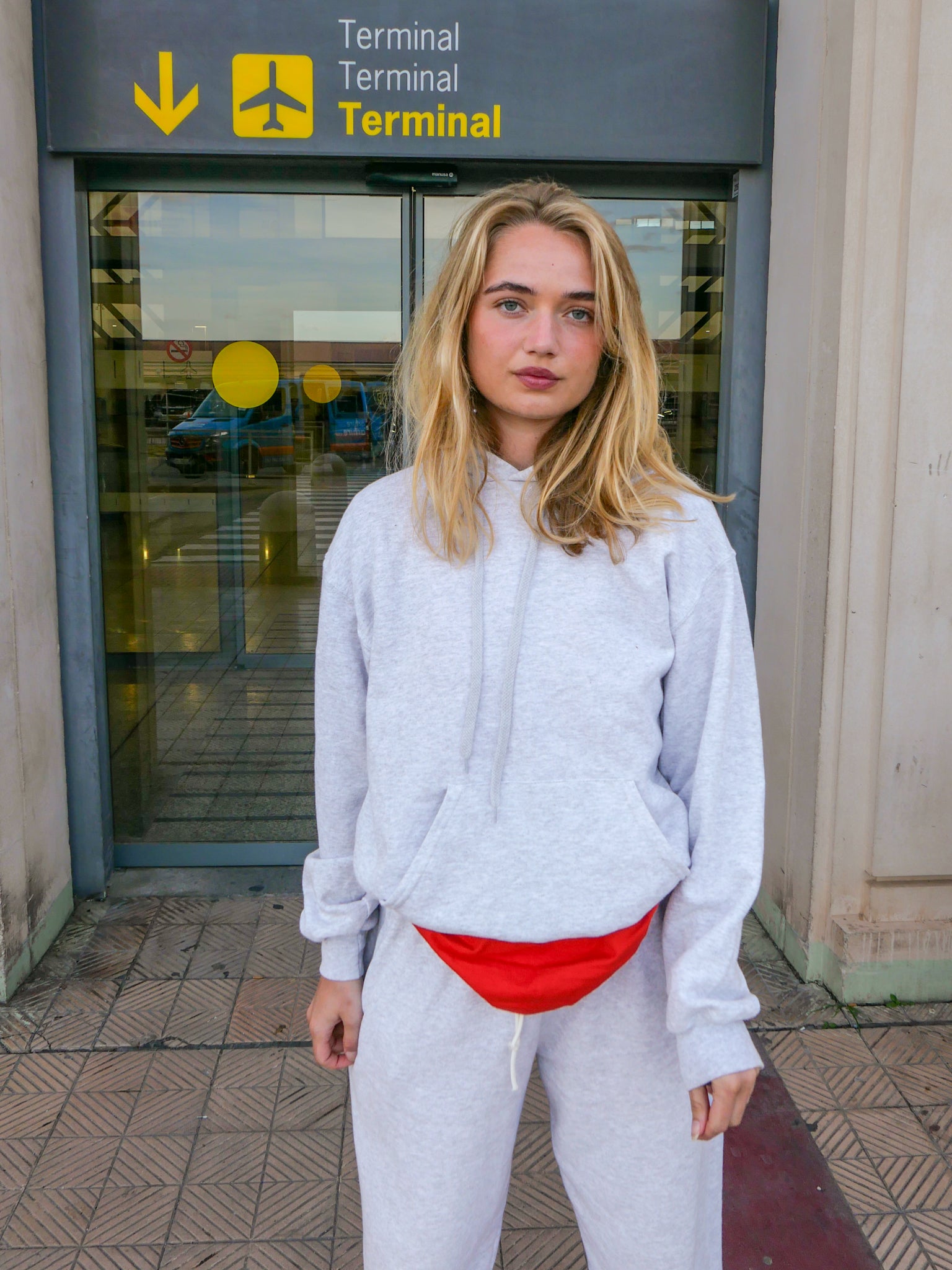 Caroline er 169 cm høj og bruger størrelse M. | grå
