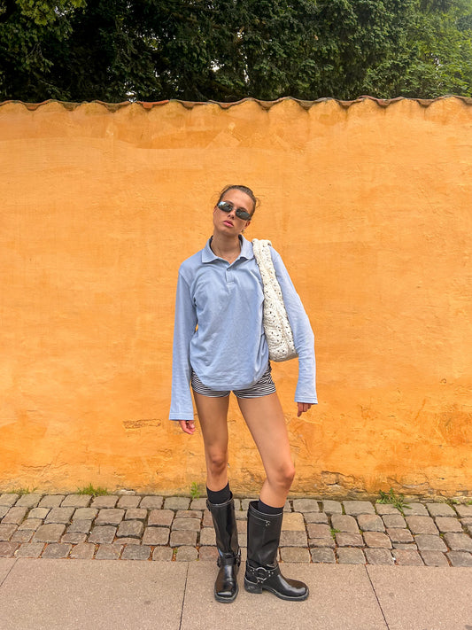 Emma er 173 cm høj og bruger størrelse S. | lyseblå