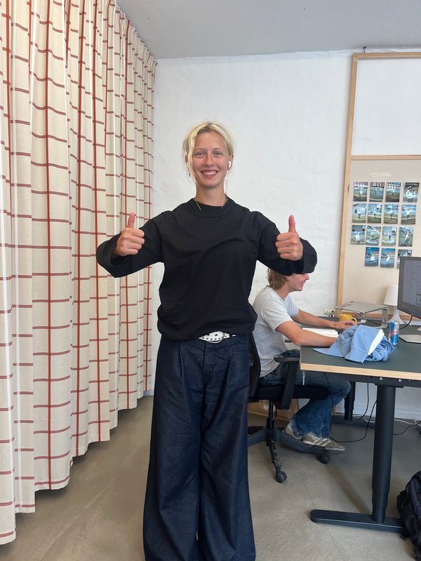 Astrid er 178 cm høj og bruger størrelse M. | sort