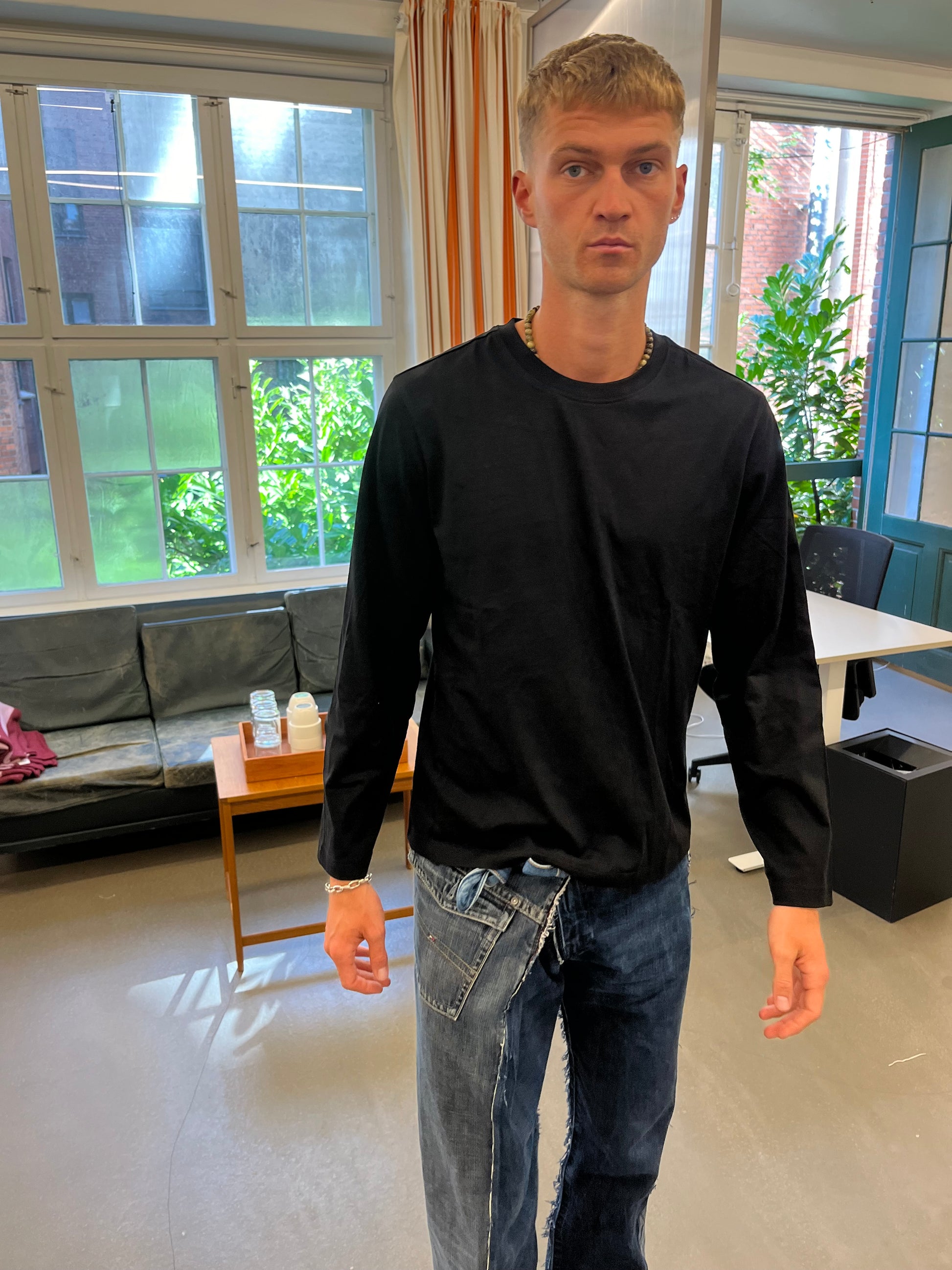 Viggo er 195 cm høj og bruger størrelse L.