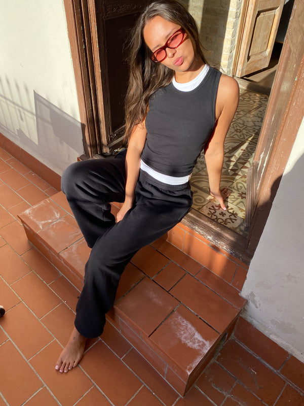 Nadia er 170 cm høj og bruger størrelse S. | sort