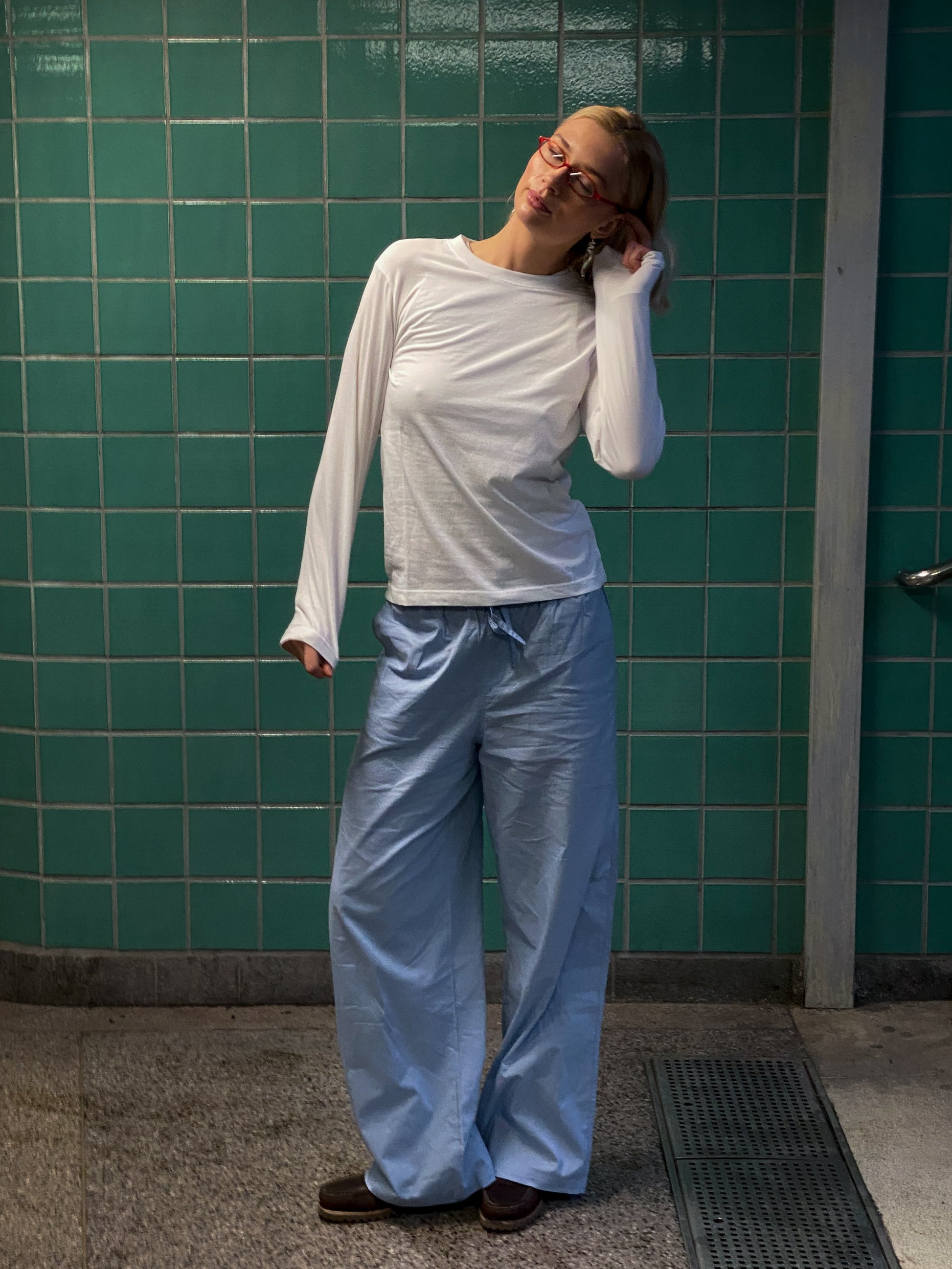 Sofia er 183 cm høj og bruger størrelse L. | hvid