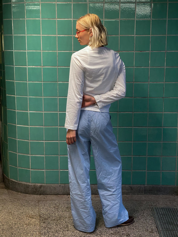 Sofia er 183 cm høj og bruger størrelse M. | hvid