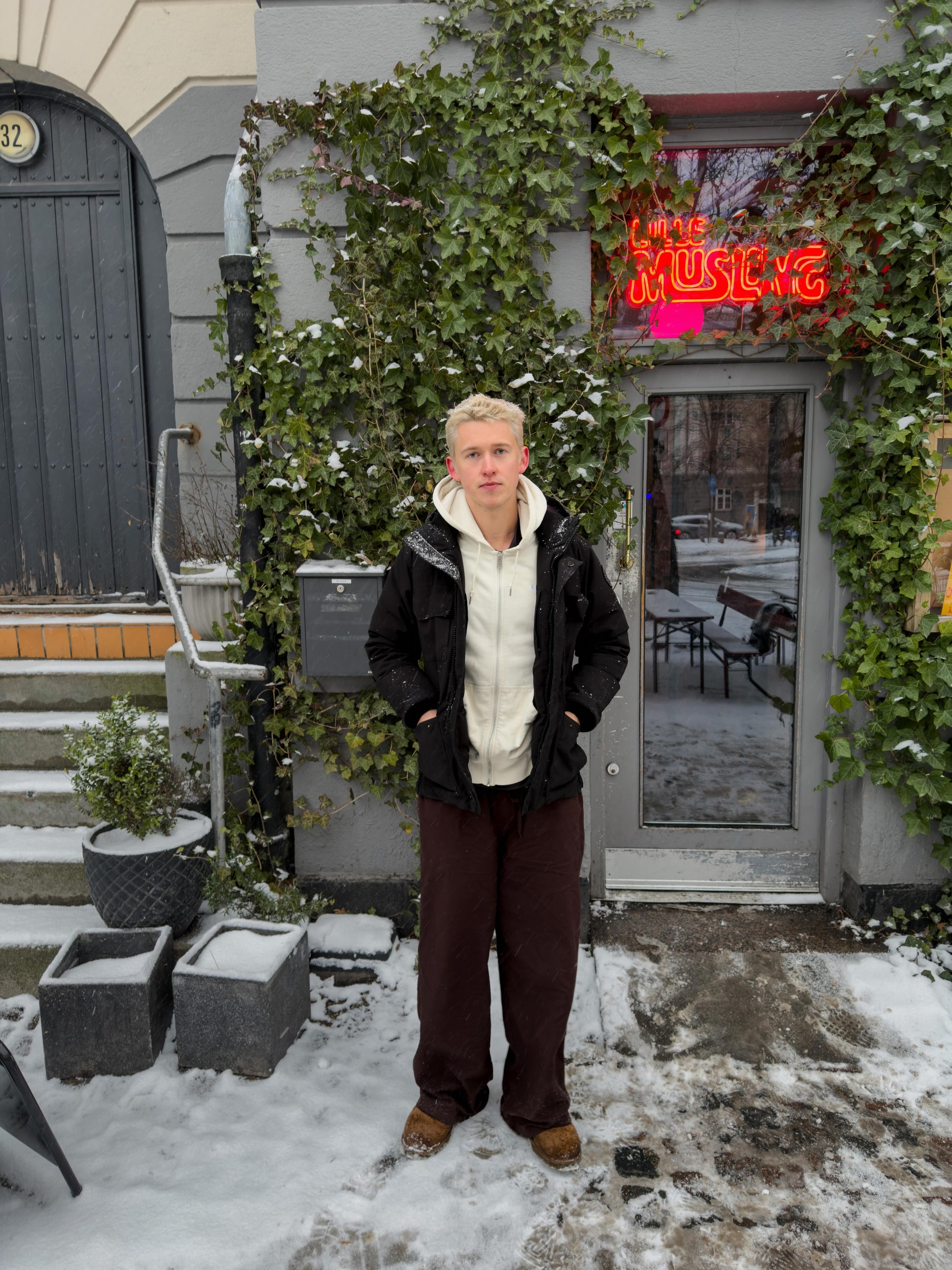 Peter er 188 cm høj og bruger størrelse XL. | mørkebrun