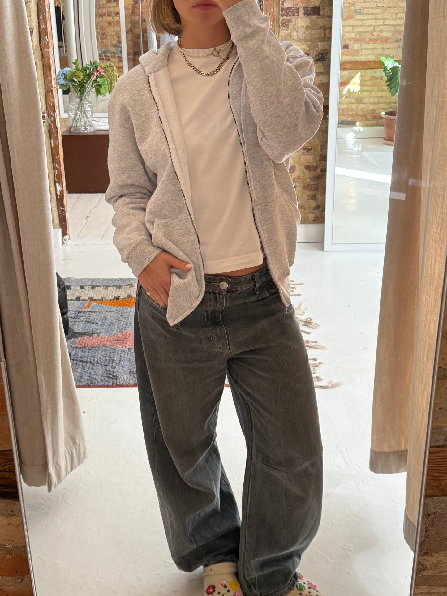 Filuka er 169 cm høj og bruger størrelse S. | grå