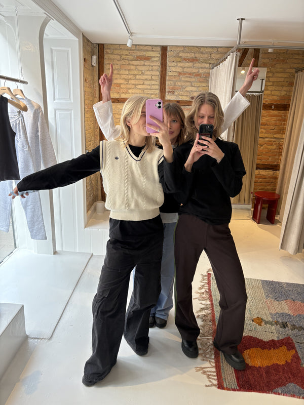 Sofie (t.v.) er 172 cm høj og bruger størrelse M. | sort