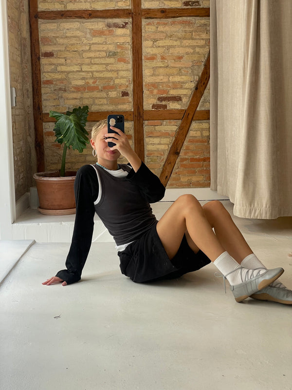 Karoline er 165 cm høj og bruger størrelse S. | sort