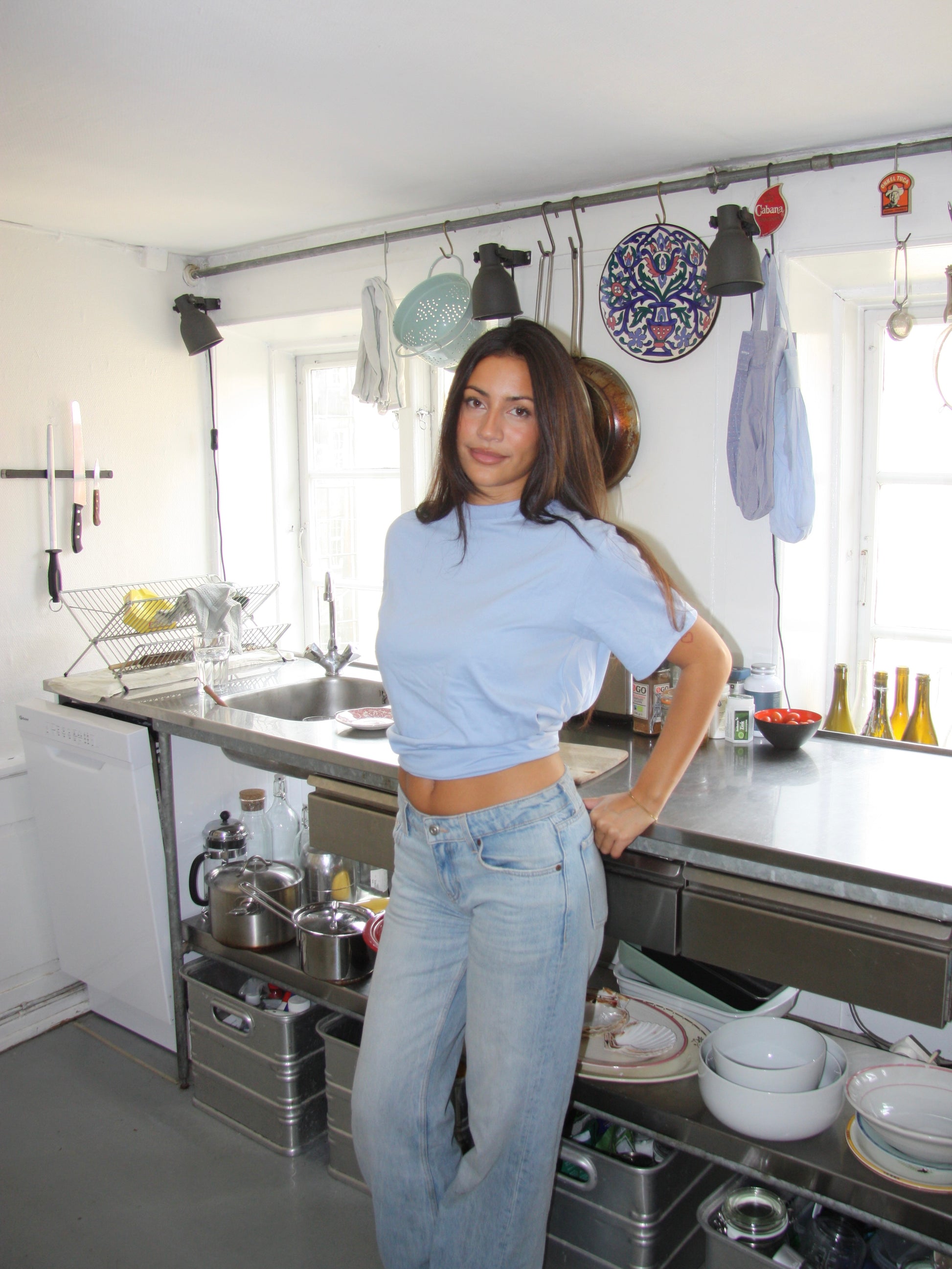 Nanna er 166 cm høj og bruger størrelse S. | lyseblå