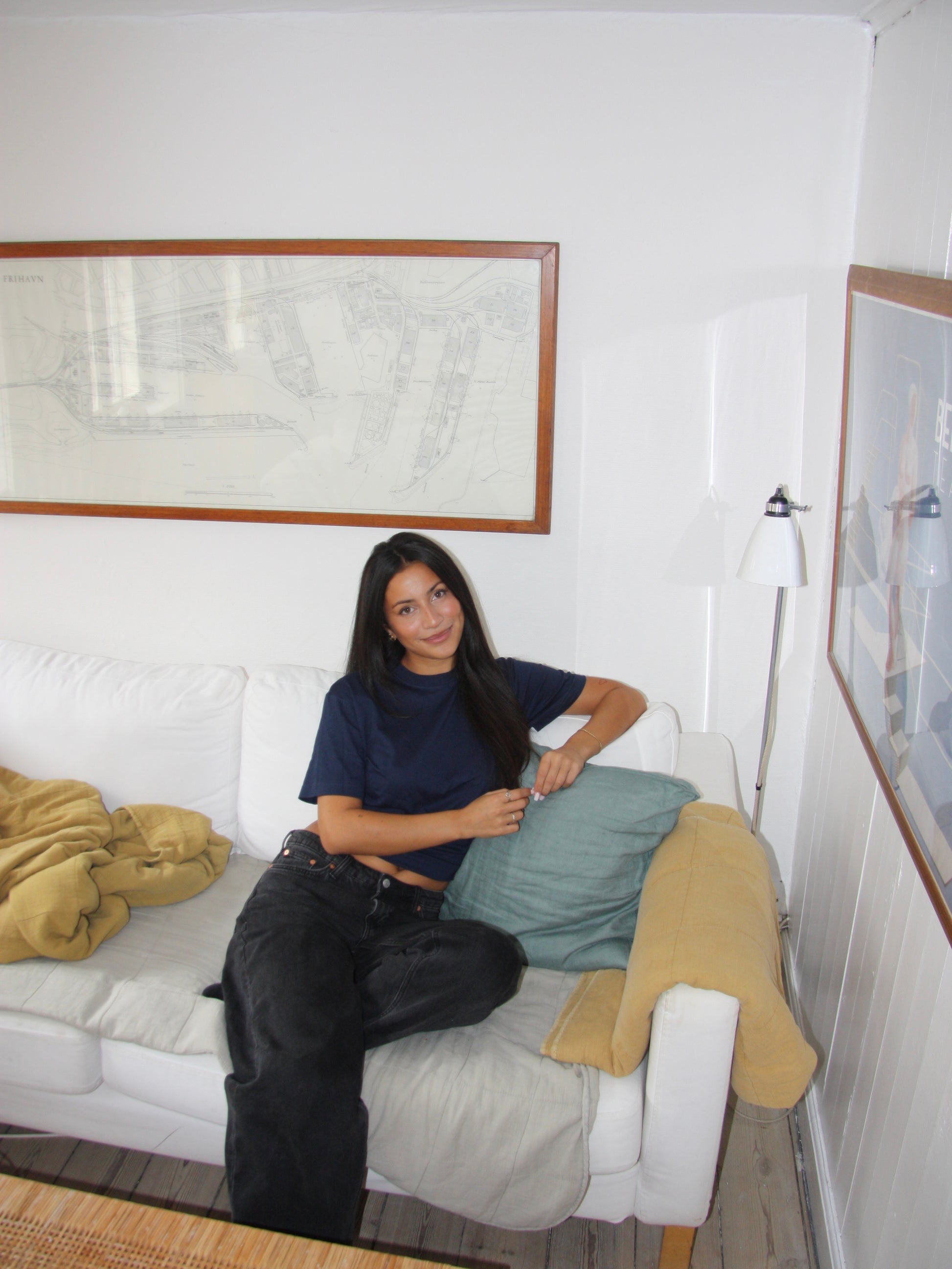 Nanna er 166 cm høj og bruger størrelse S. | mørkeblå