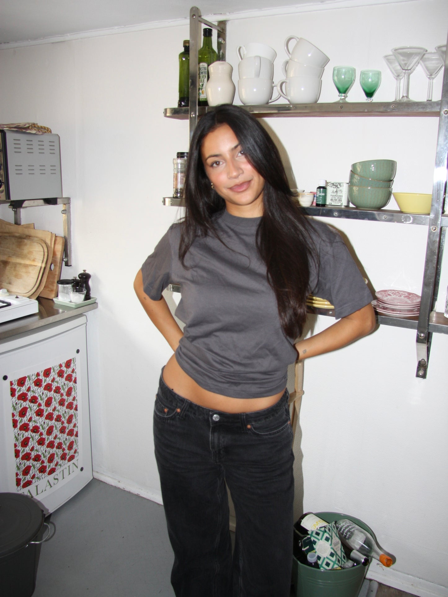 Nanna er 166 cm høj og bruger størrelse S. | mørkegrå