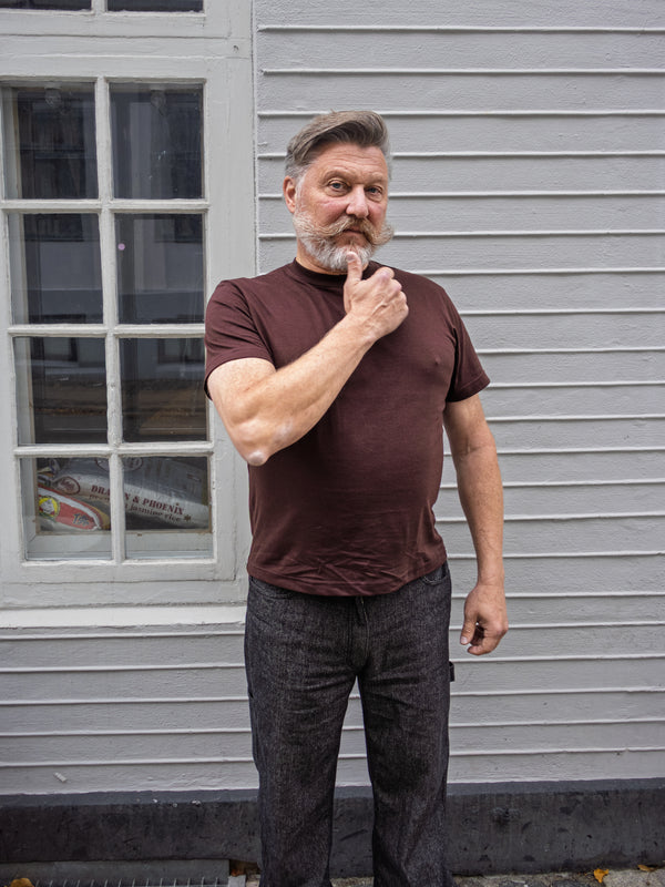 Lars er 174 cm høj og bruger størrelse L.  | mørkebrun