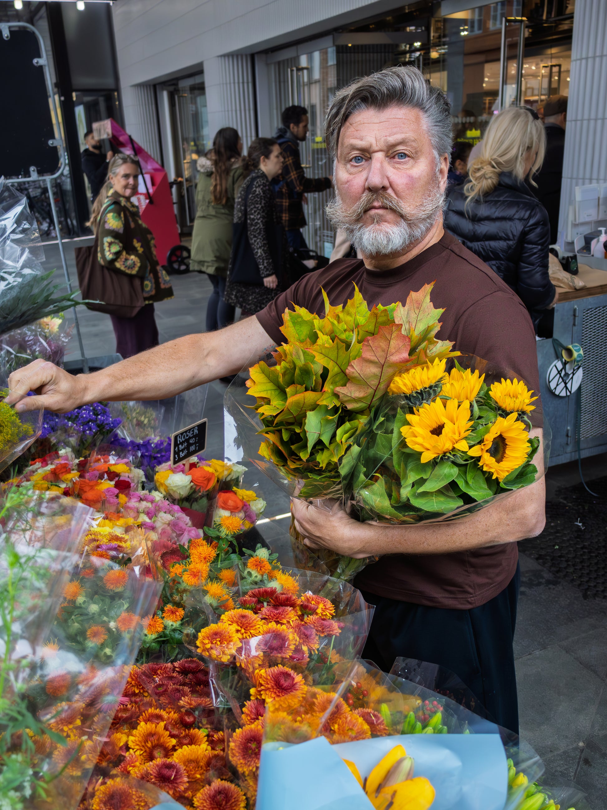 Lars er 174 cm høj og bruger størrelse L.  | mørkebrun
