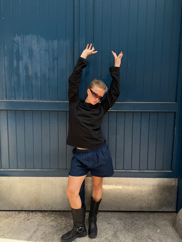 Filuka er 169 cm og bruger størrelse XS-S. | mørkeblå