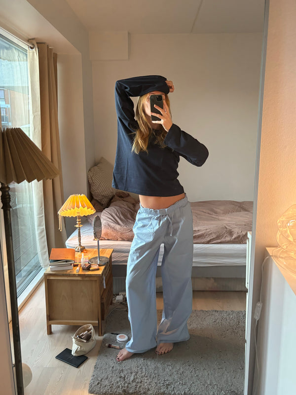 Herdis er 168 cm høj og bruger størrelse S. | mørkeblå