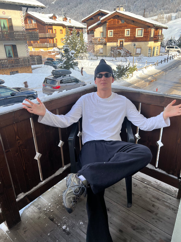 Sigurd er 182 cm høj og bruger størrelse L. | hvid