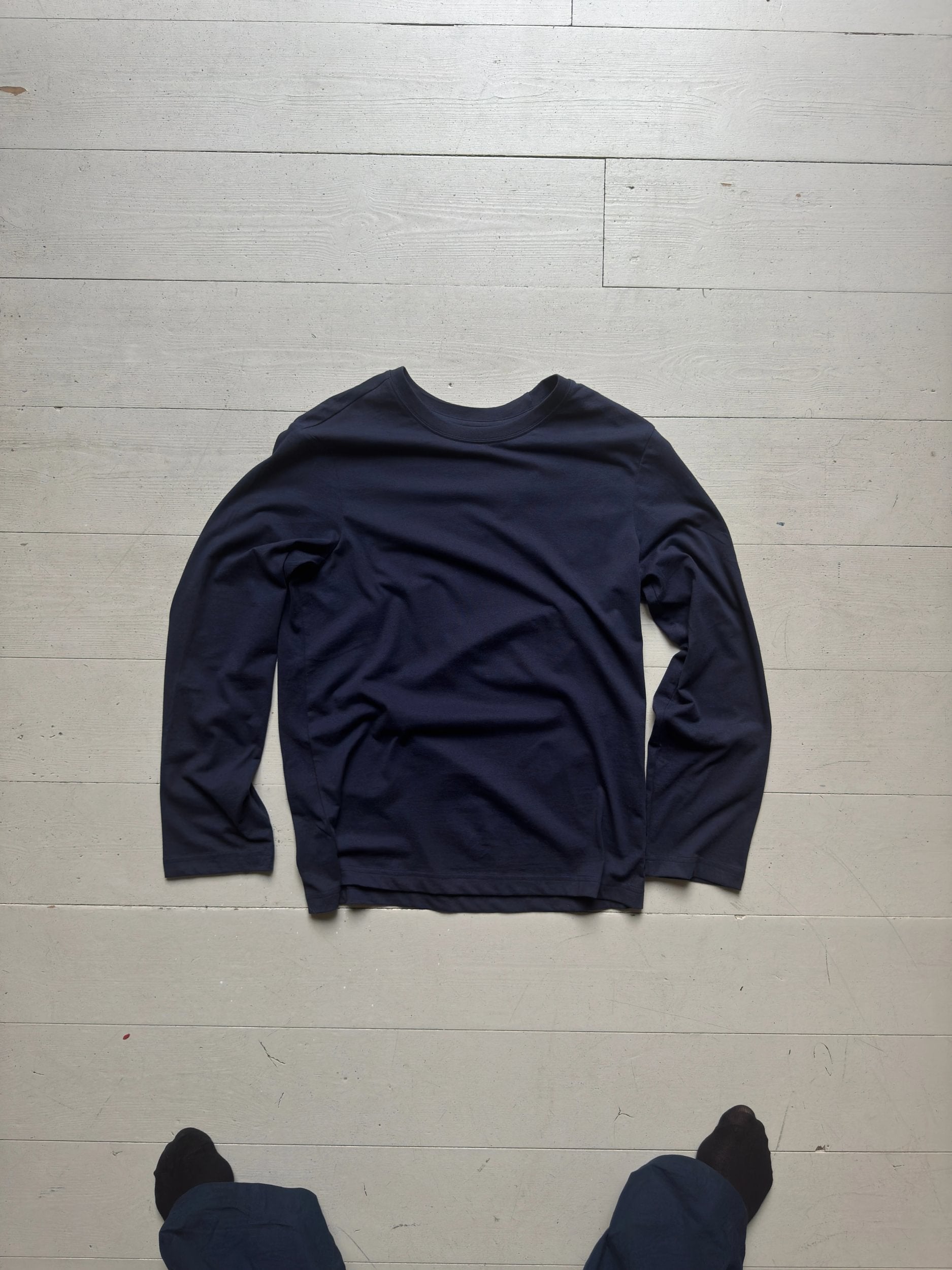 Mørkeblå langærmet på vores kontorgulv. | mørkeblå