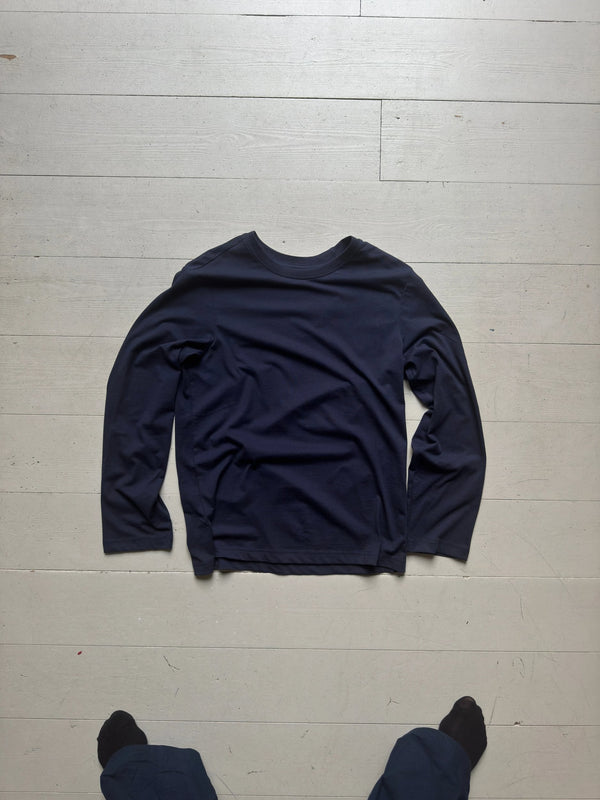 Mørkeblå langærmet på vores kontorgulv. | mørkeblå