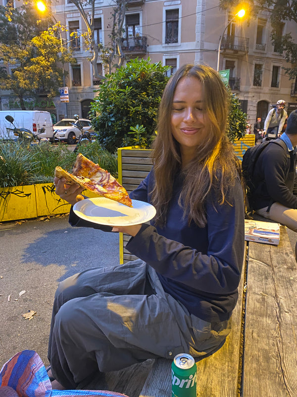 Nadia er 170 cm høj og bruger størrelse S. | mørkeblå