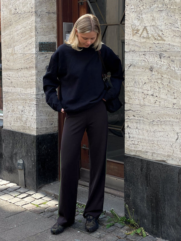 Clara er 179 cm og bruger str. M | mørkeblå
