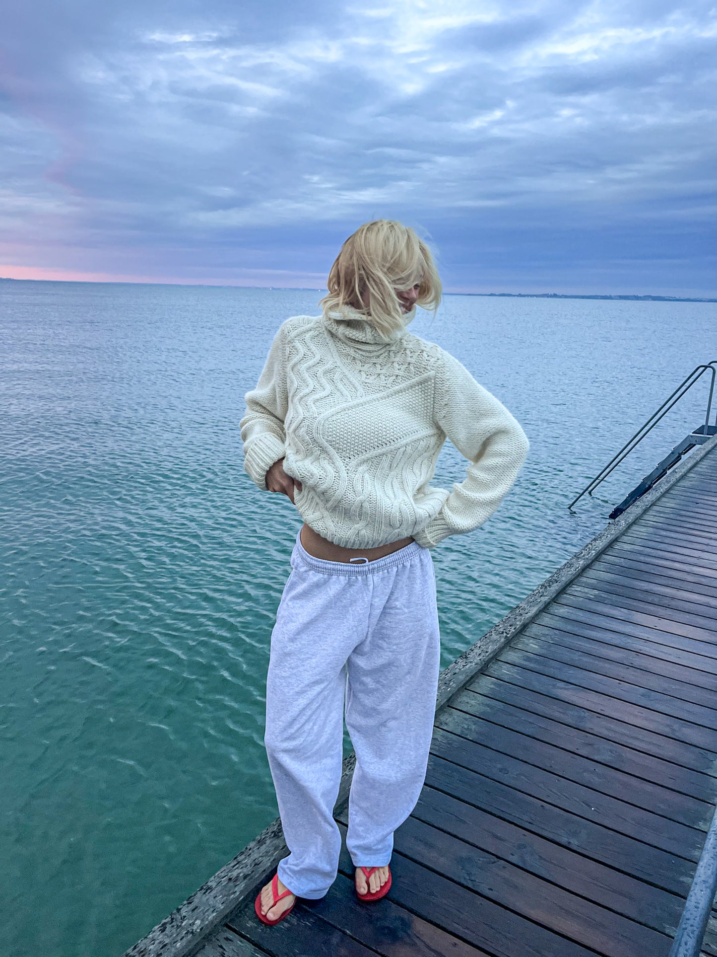 Sofia er 183 cm høj og bruger størrelse L. | uden grå