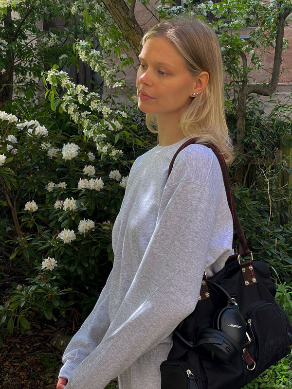 Clara er 179 cm høj og bruger størrelse M. | grå