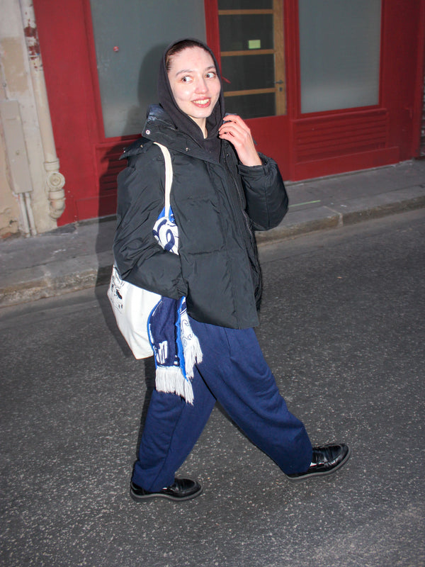 Sabina er 170 cm høj og bruger størrelse M. | med mørkeblå