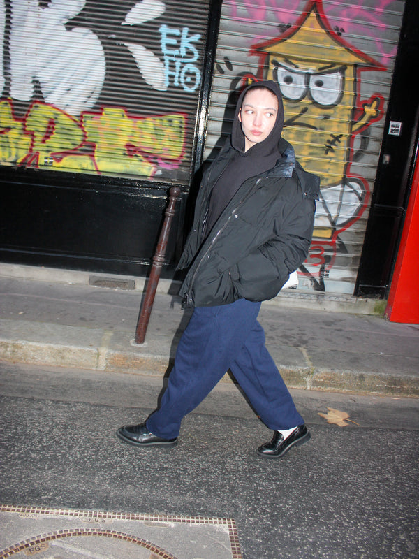 Sabina er 170 cm høj og bruger størrelse M. | med mørkeblå