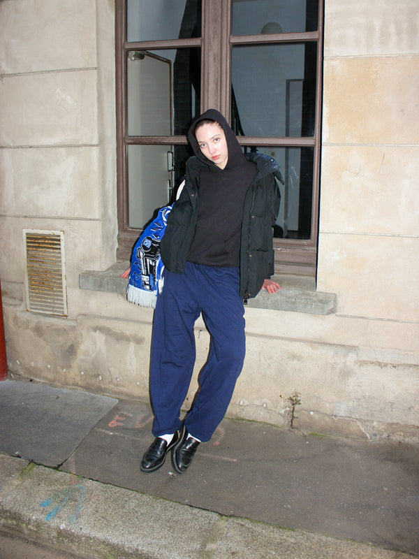 Sabina er 170 cm høj og bruger størrelse M. | med mørkeblå