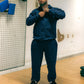 Sune er 183 cm høj og bruger størrelse L. | med mørkeblå