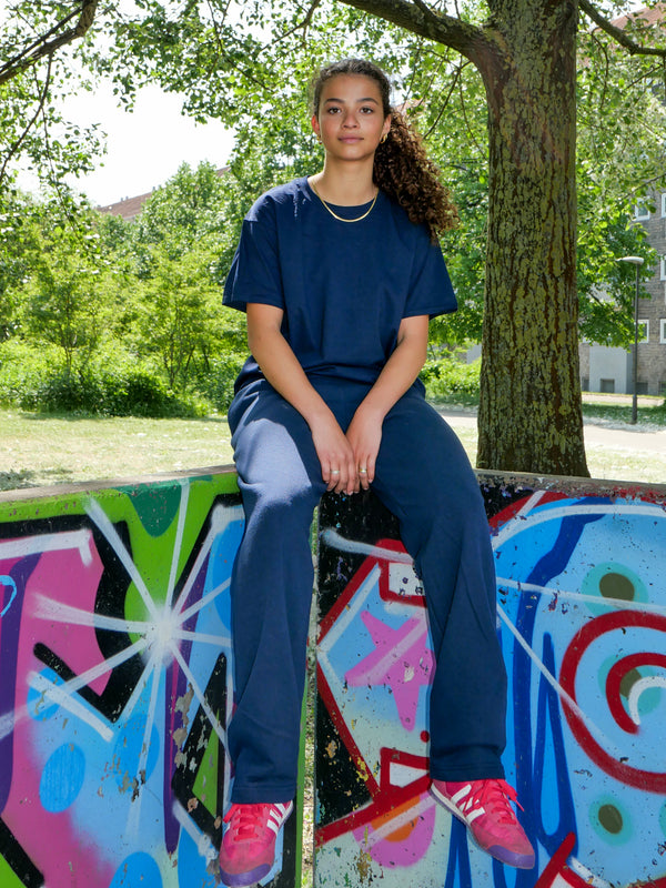 Selma er 172 cm høj og bruger størrelse M. | uden mørkeblå