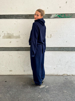 Erica er 163 cm høj og bruger størrelse S. | uden mørkeblå