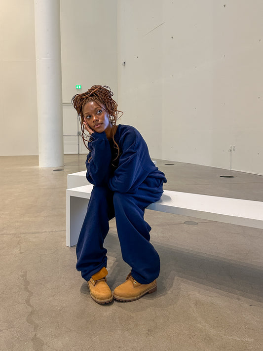 Jemimah er 174 cm høj og bruger størrelse M. | uden mørkeblå