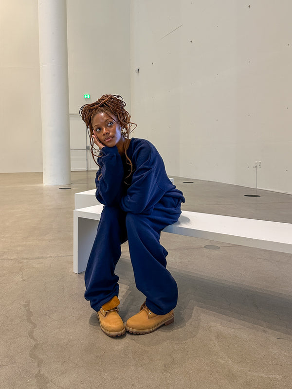 Jemimah er 174 cm høj og bruger størrelse M. | uden mørkeblå