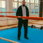 Hamza er 193 cm høj og bruger størrelse L. | uden mørkeblå