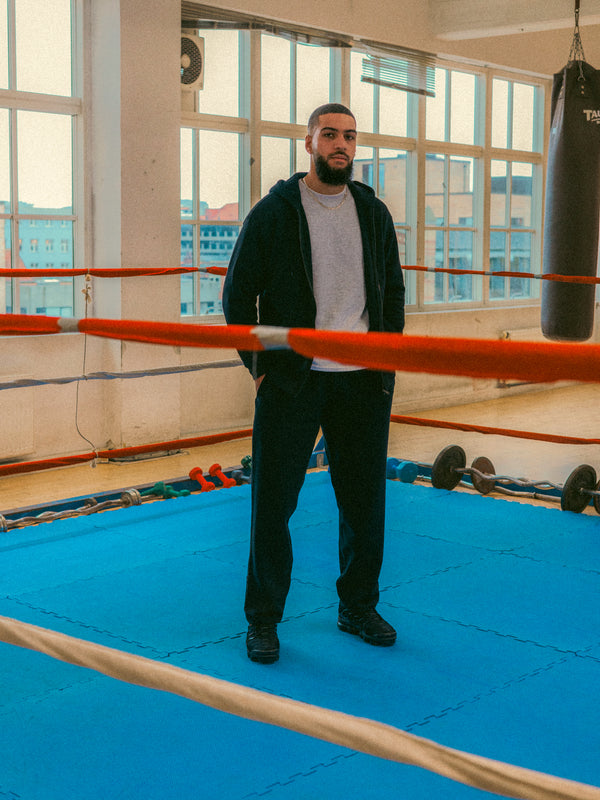 Hamza er 193 cm høj og bruger størrelse L. | uden mørkeblå