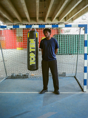 Maxwell er 190 cm høj og bruger størrelse L. | uden sort