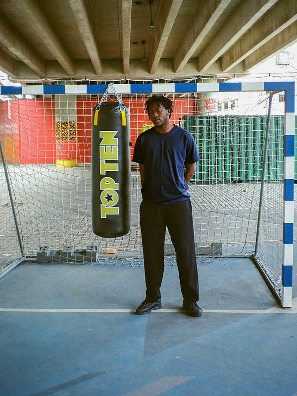 Maxwell er 190 cm høj og bruger størrelse XL. | uden sort