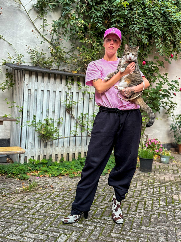 Cecilie er 167 cm høj og bruger størrelse L. | uden sort