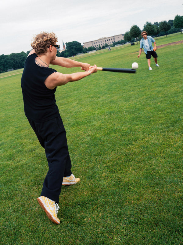 Thomas er 180 cm høj og bruger størrelse L. | uden sort