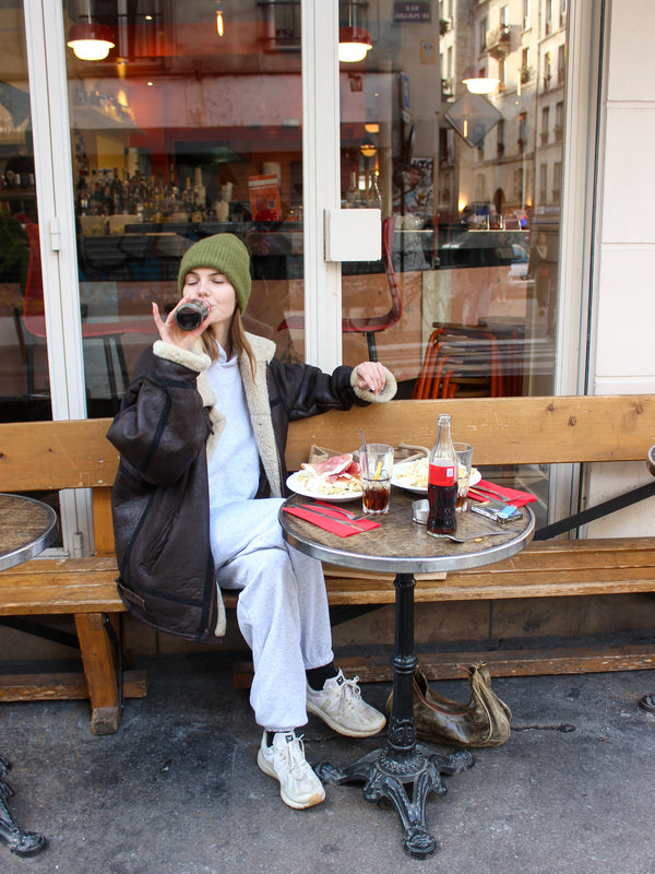 Lova er 176 cm høj og bruger størrelse M. | med grå