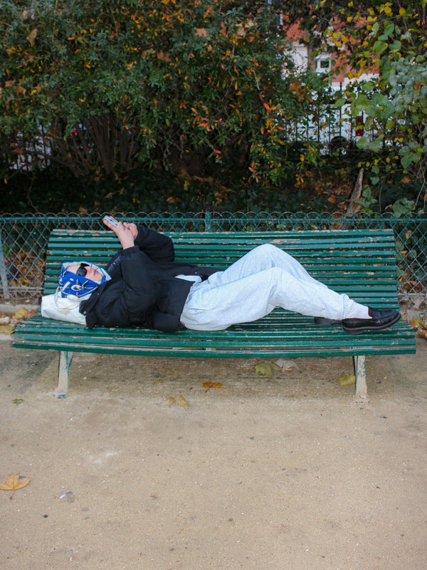 Sabina er 170 cm høj og bruger størrelse M. | med grå