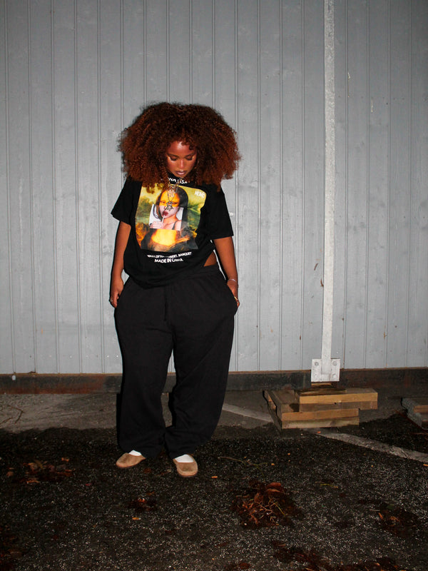 Laki er 163 cm høj og bruger størrelse XXXL. | med sort