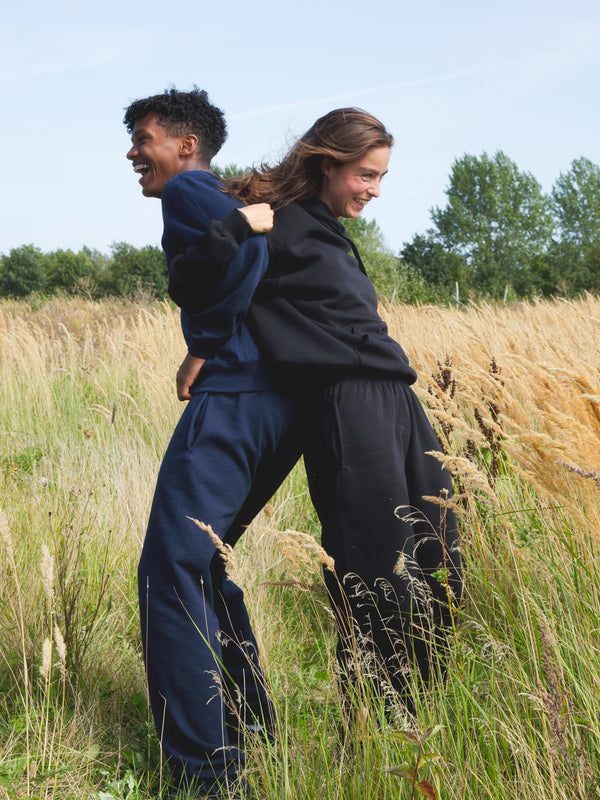 Johanne er 165 cm høj og bruger størrelse M. | med sort