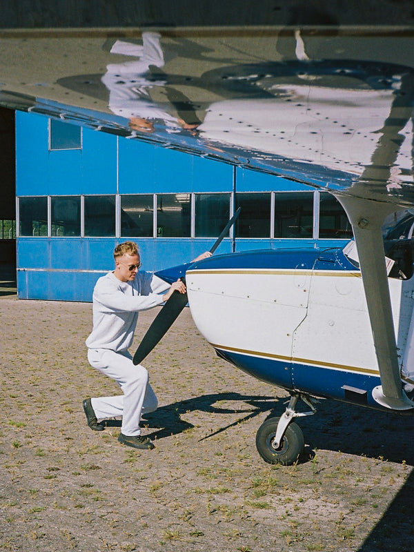 Emil er 200 cm høj og bruger størrelse XL. | uden grå